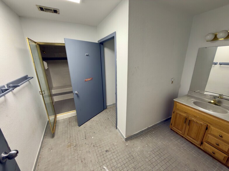 More Photos Of 3885 N Palafox Hwy, Pensacola Warehouse For Sale