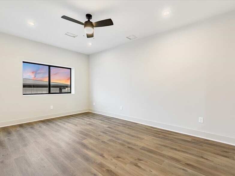 More Photos Of 15210 Fitzhugh Rd, Austin Light Distribution For Lease