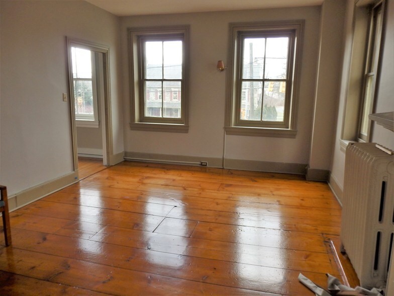 More Photos Of 5412 Shimerville Rd, Emmaus Freestanding For Lease