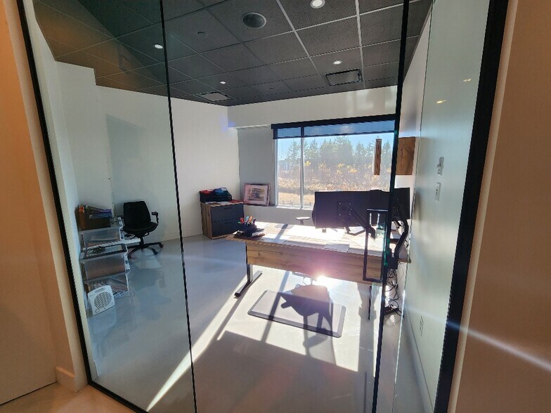 More Photos Of 17990 Rue Des Gouverneurs, Mirabel Distribution For Lease