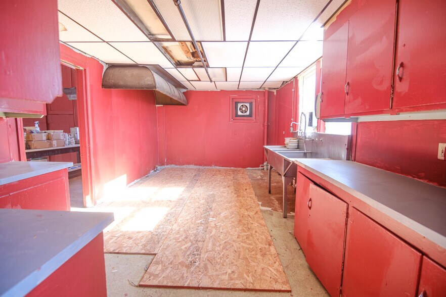 More Photos Of 8-10 E Hoosac St, Adams Restaurant For Lease