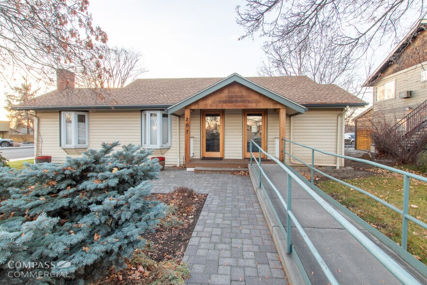 Primary Photo Of 207 NW 6th St, Redmond Medical For Sale