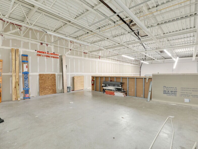 More Photos Of 8821 Business Park Dr, Fort Myers Warehouse For Sale