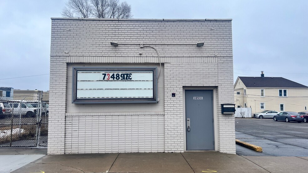 More Photos Of 10531 Wren St, Dearborn Bar For Sale