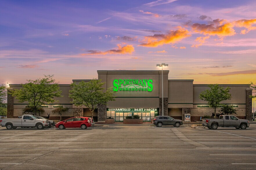 Primary Photo Of 921 SE Oralabor Rd, Ankeny Freestanding For Sale