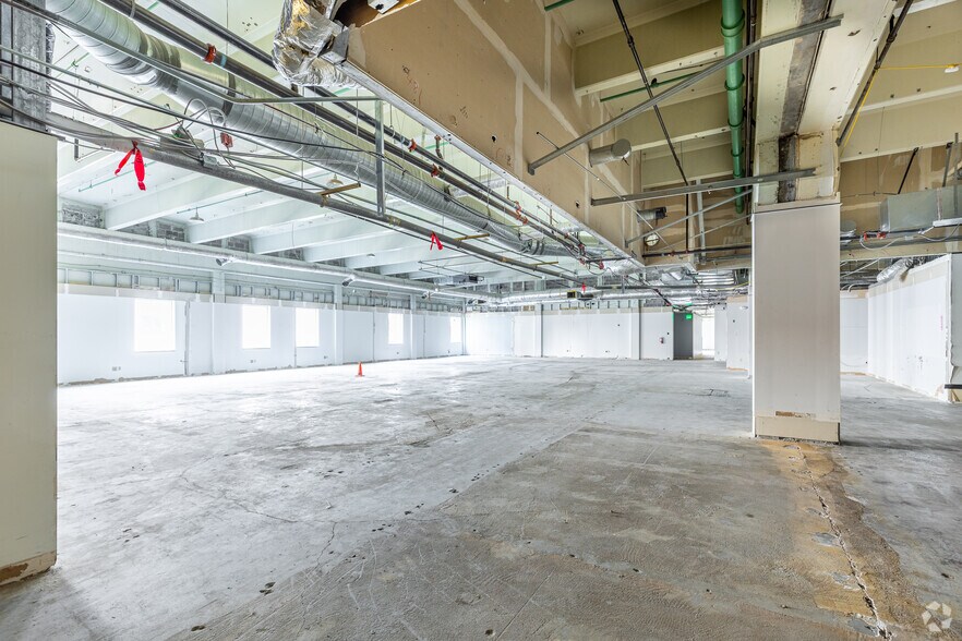 More Photos Of 4550 S Macadam Ave, Portland Office For Sale