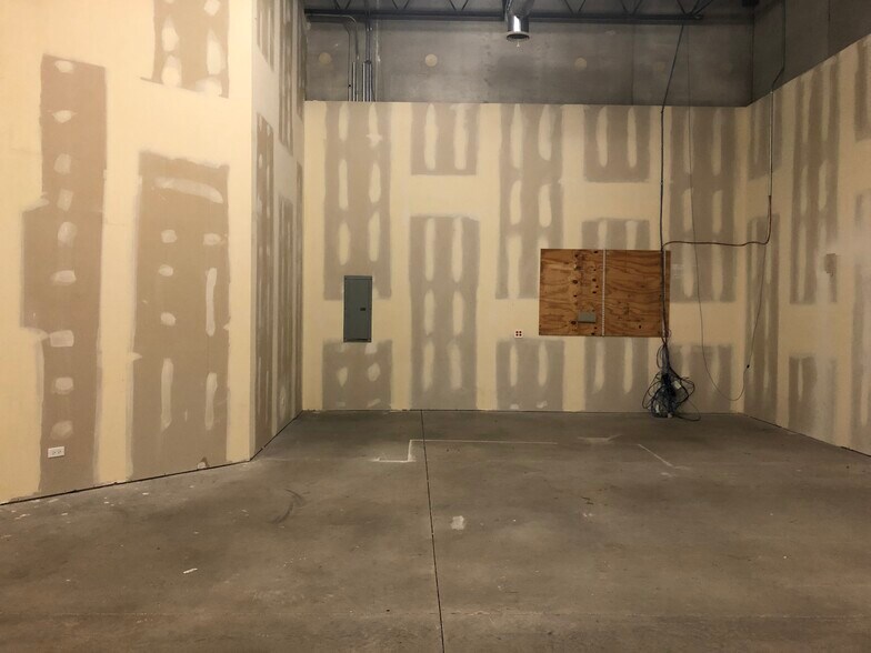 More Photos Of 399 Wall St, Glendale Heights Warehouse For Lease