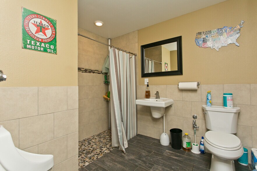 More Photos Of 1325 Middle St, Honolulu Warehouse For Lease