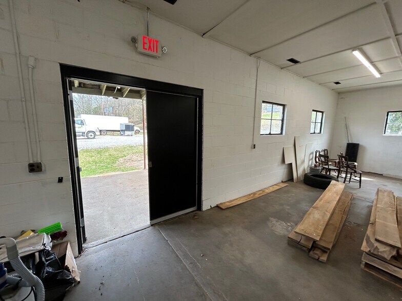 More Photos Of 101 Rathbone Rd, Marietta Flex For Sale