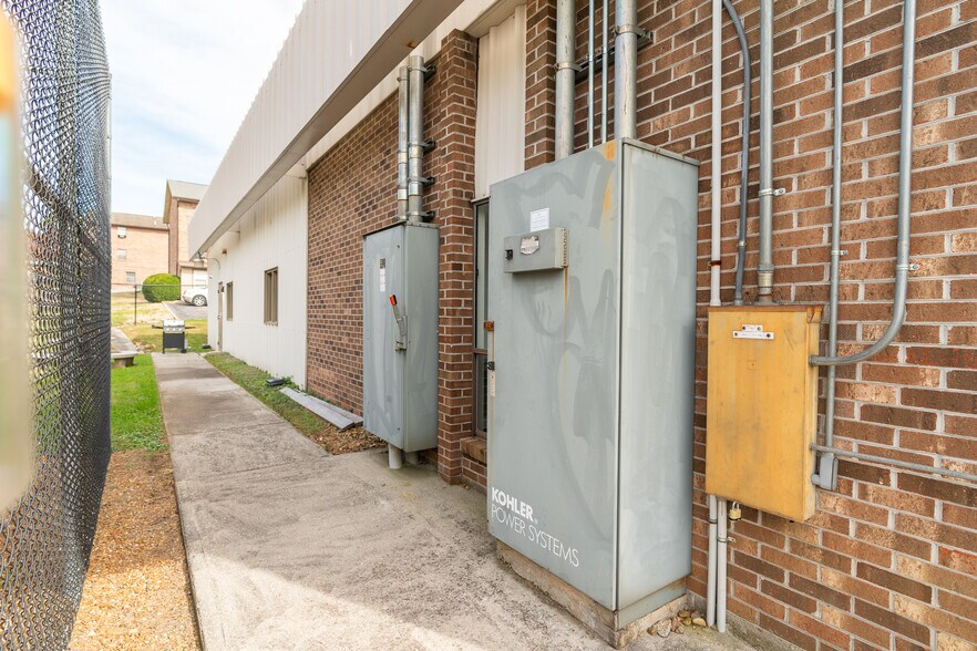 More Photos Of 4440 Walker Blvd, Knoxville Flex For Sale