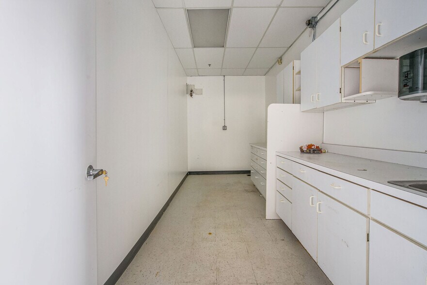 More Photos Of 24100 Meadowbrook Rd, Novi Storefront For Sale