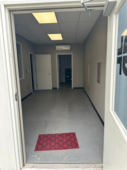 More Photos Of 1706 Dungan Ln, Austin Unknown For Lease