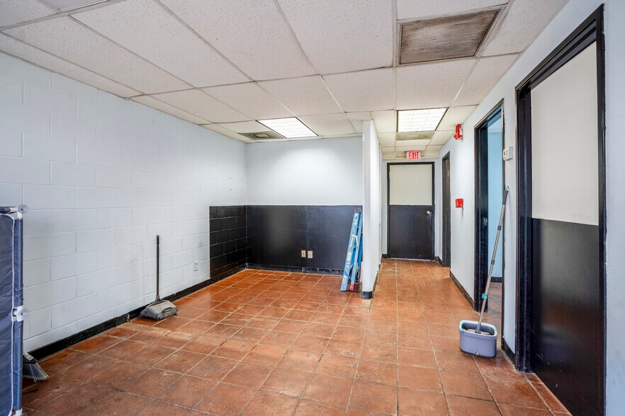 More Photos Of 80 Sorters McClellan rd, Kingwood Warehouse For Sale