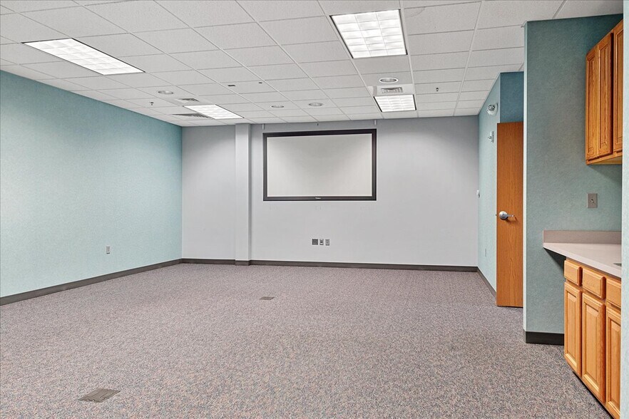 More Photos Of 740 E Ash St, Springfield Office For Lease