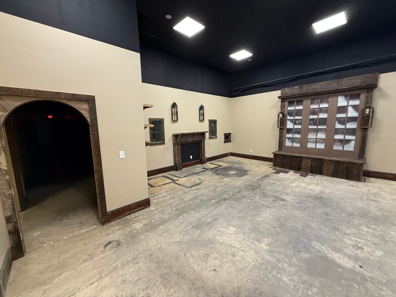 More Photos Of 149-175 E Cove Ave, Wheeling Storefront For Lease