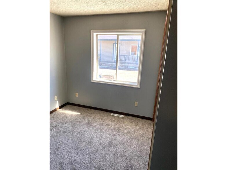 More Photos Of 905 E Fifth St, Blue Earth Apartments For Sale