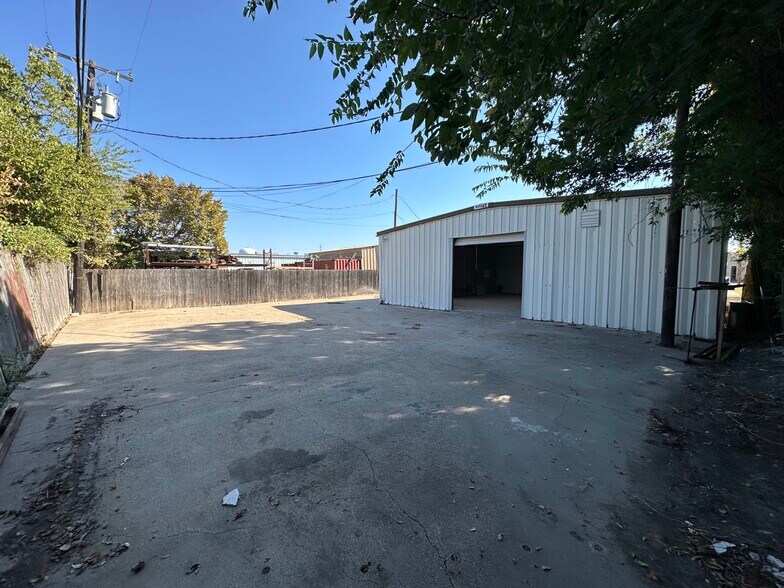 More Photos Of 5021 Gordon Smith Dr, Rowlett Warehouse For Lease