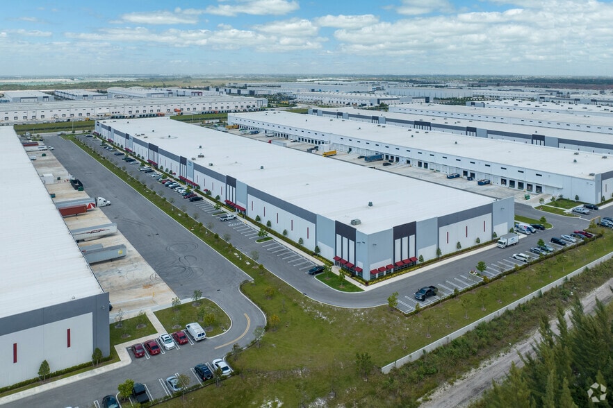More Photos Of 4220 W 104th St, Hialeah Distribution For Lease