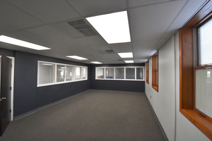 More Photos Of 544 Niedringhaus Ave, Granite City Office For Lease