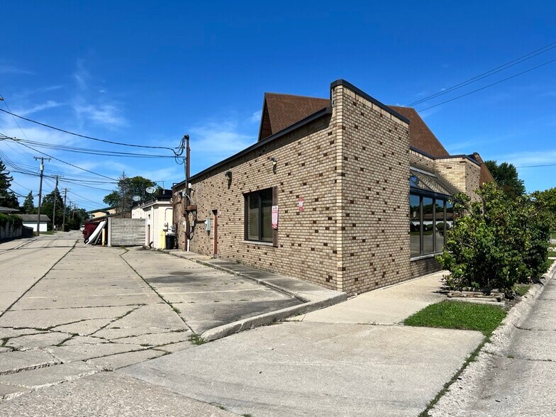 More Photos Of 22001-22027 Kelly Rd, Eastpointe Office For Lease