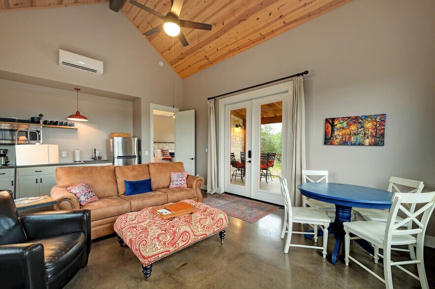 More Photos Of 7400 McGregor Ln, Dripping Springs Hotel For Sale