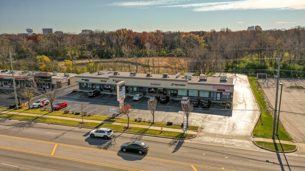 More Photos Of 621-649 E Roosevelt Rd, Lombard Unknown For Lease