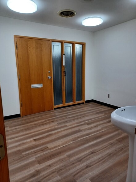 More Photos Of 32905 W 12 Mile Rd, Farmington Hills Medical For Sale