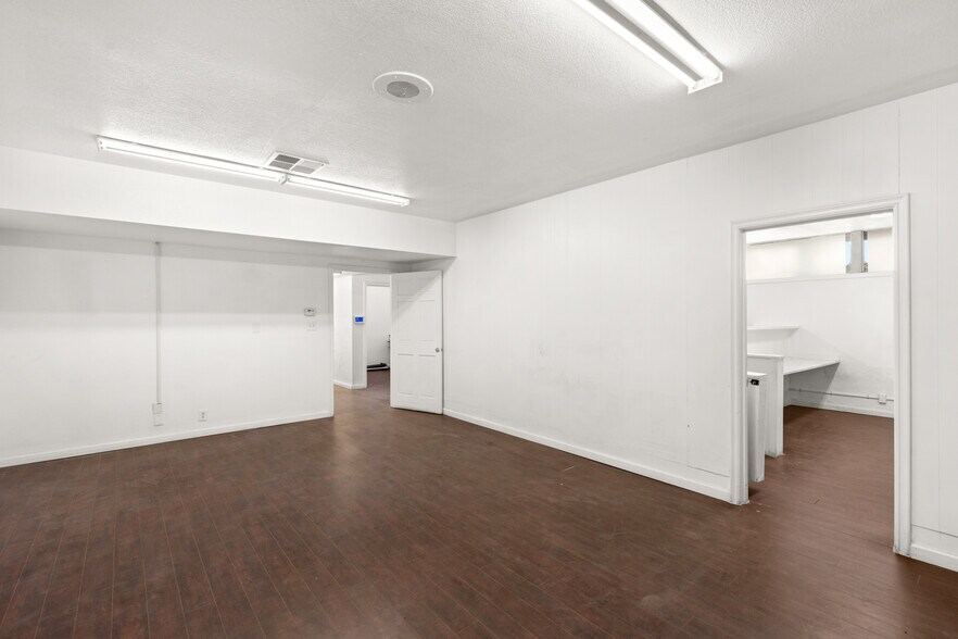 More Photos Of 830 E Sahara Ave, Las Vegas Office For Sale