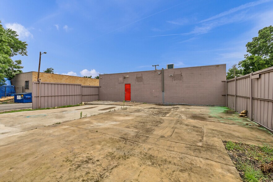 More Photos Of 914 W Commerce St, Dallas Showroom For Lease