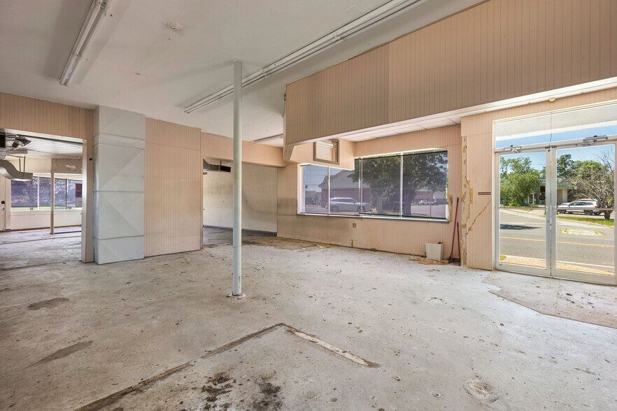 More Photos Of 55 White Ave, East Longmeadow Freestanding For Lease