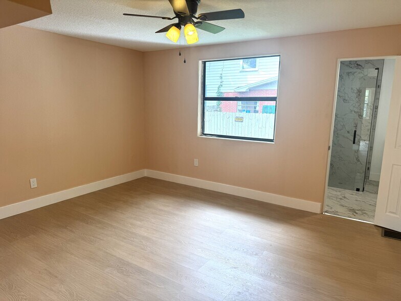 More Photos Of 904 E Moody Blvd, Bunnell Office For Lease