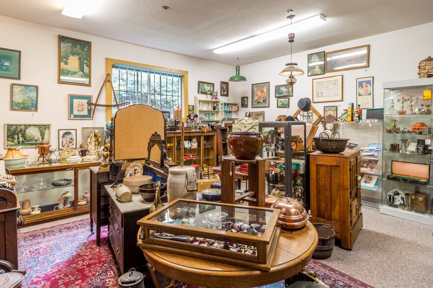 More Photos Of 802 Washington St, Port Townsend General Retail For Sale