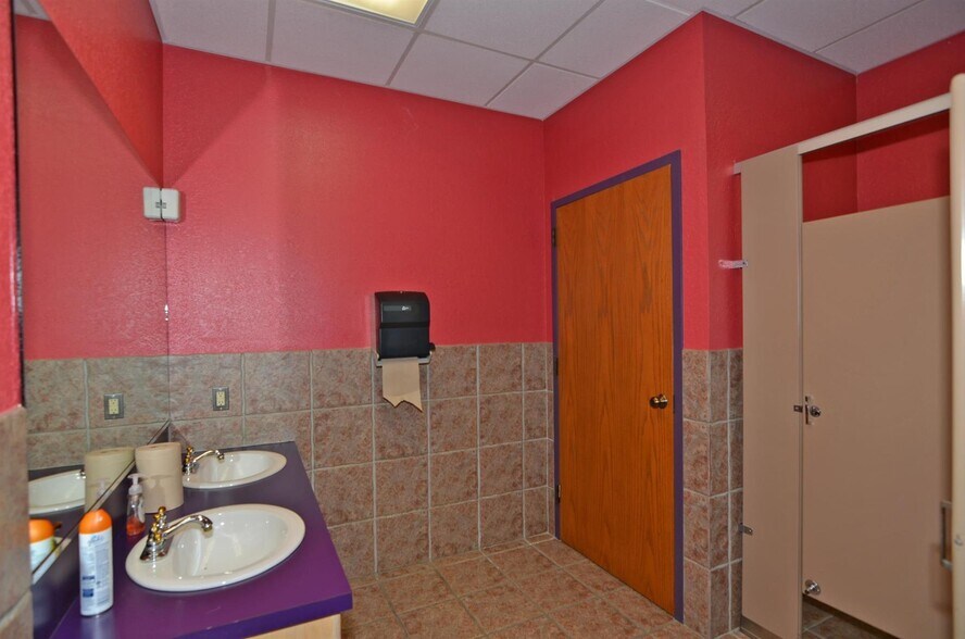 More Photos Of 501 12th St, Marble Falls Specialty For Lease