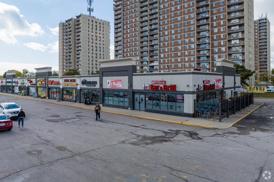 More Photos Of 965 Dundas St W, Whitby Storefront For Lease