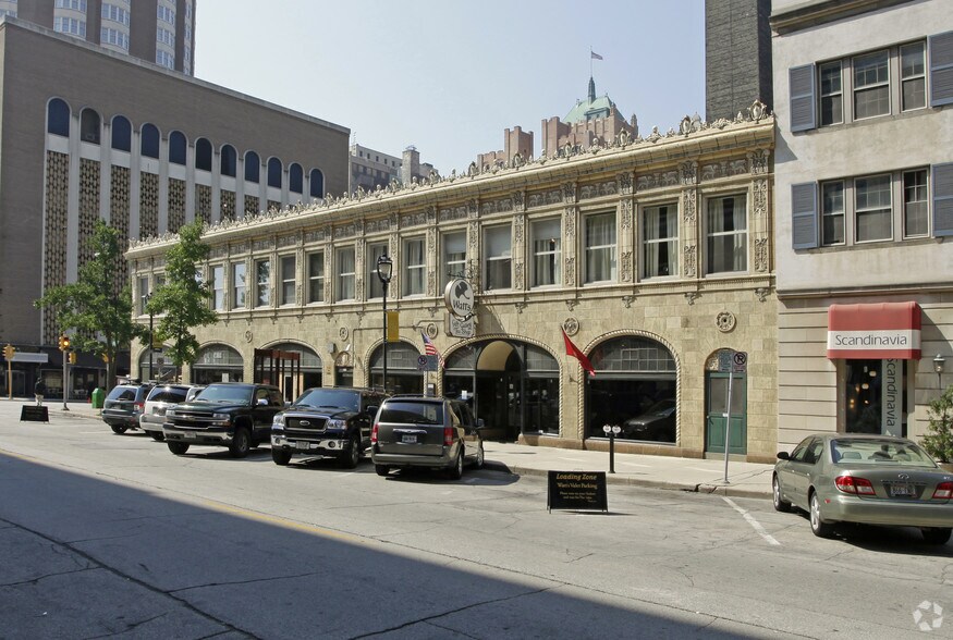 More Photos Of 751-761 N Jefferson St, Milwaukee Storefront Retail Office For Lease