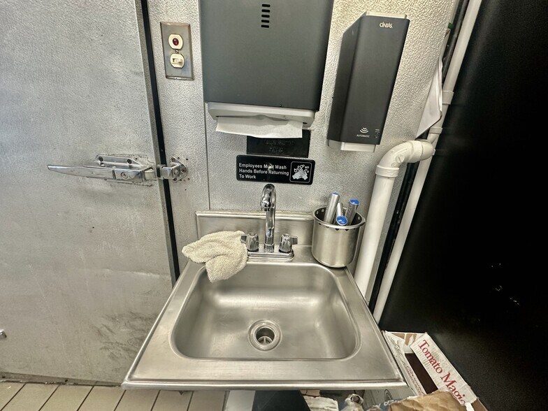 More Photos Of 136 Hamilton Ave, Greenwich Storefront Retail Residential For Lease