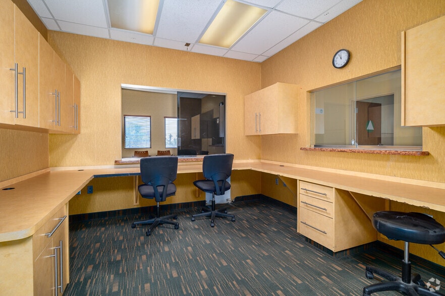 More Photos Of 77840 Flora Rd, Palm Desert Medical For Sale
