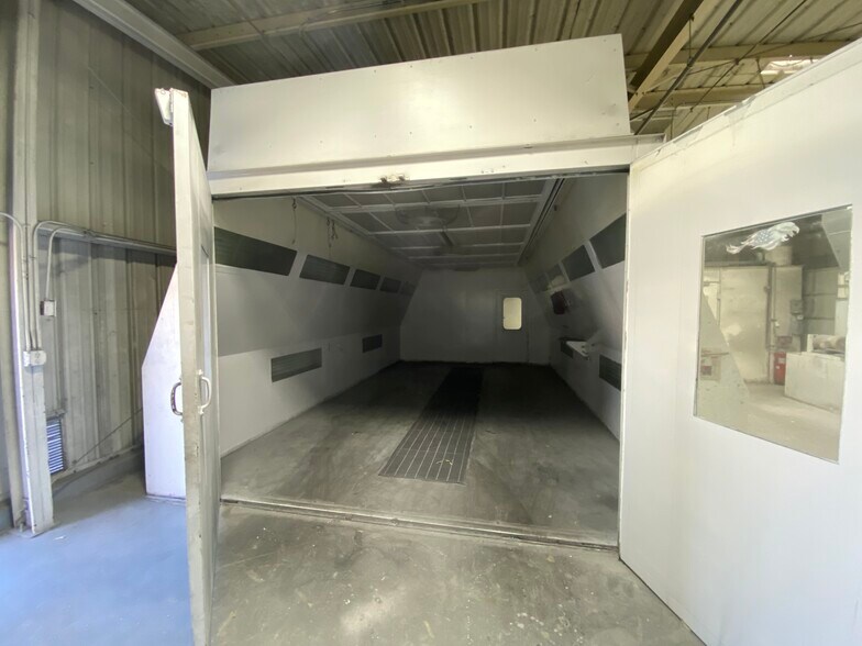 More Photos Of 6929 Laurel Canyon Blvd, North Hollywood Auto Repair For Lease