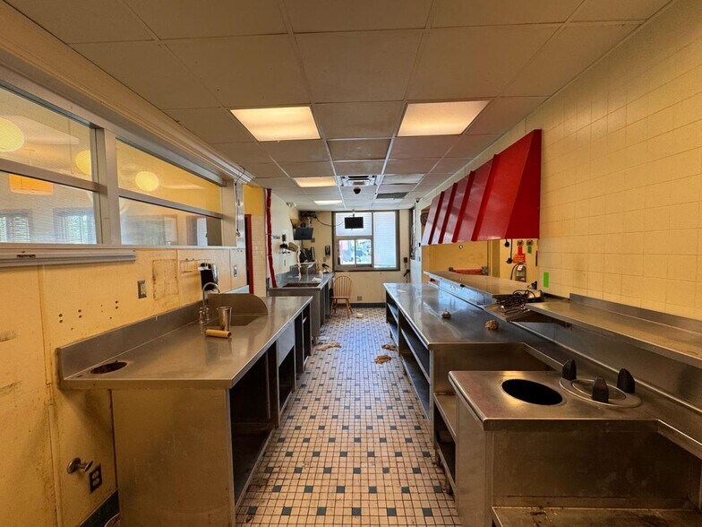More Photos Of 2949 Dixie Hwy, Hamilton Restaurant For Sale