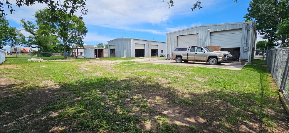 More Photos Of 130 Grand Ave, Bacliff Warehouse For Sale
