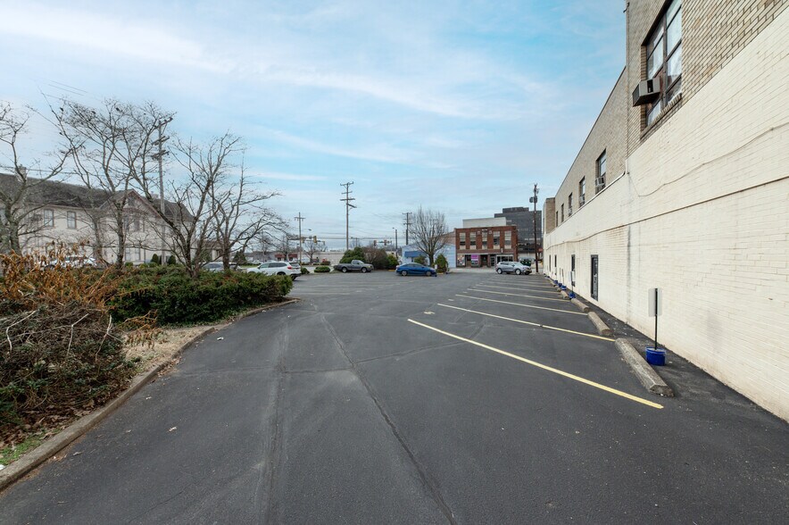 More Photos Of 700 Market St, Parkersburg Office For Lease