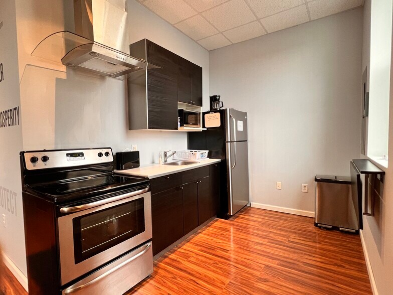 More Photos Of 613 Chillicothe St, Portsmouth Storefront Retail Office For Lease