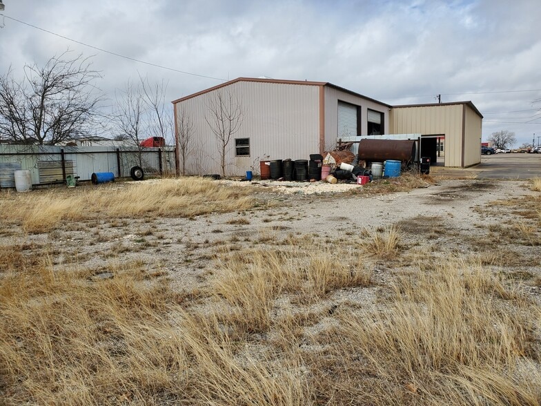 More Photos Of 108 West Gillum, Grandview Warehouse For Sale