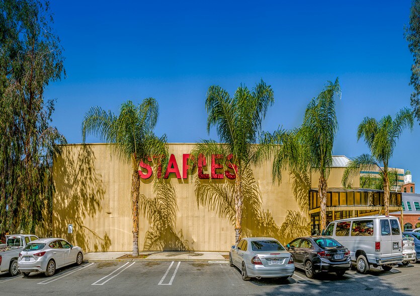 More Photos Of 21825 Erwin St, Woodland Hills Department Store For Sale