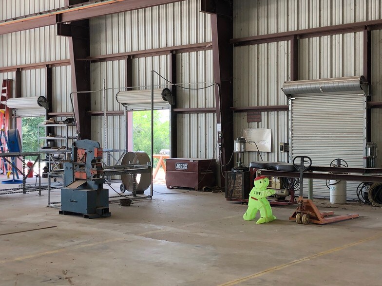 More Photos Of 8730 S Highway 181, Kenedy Warehouse For Lease