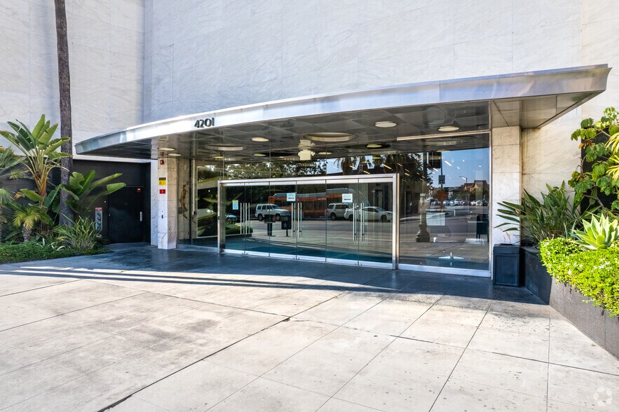 More Photos Of 4201 Wilshire Blvd, Los Angeles Loft Creative Space For Lease