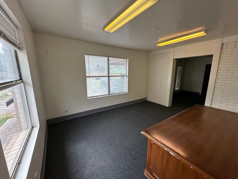 More Photos Of 6628 Crestway Dr, San Antonio Flex For Sale