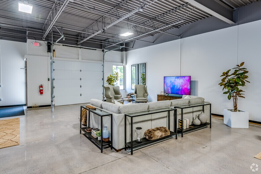 More Photos Of 8949 N Deerbrook Trl, Brown Deer Flex For Lease