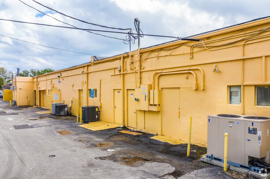 More Photos Of 2001-2039 NE 163rd St, Miami Unknown For Lease