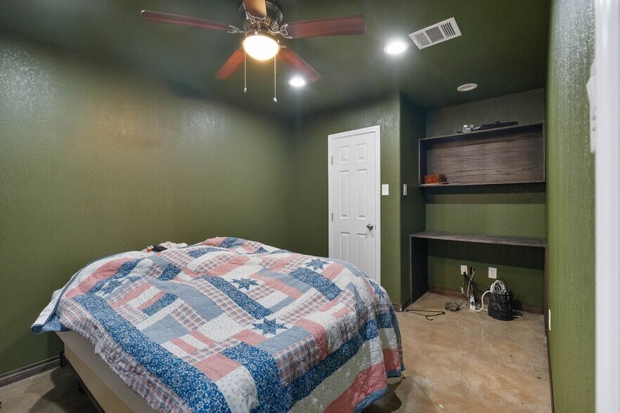 More Photos Of 32956 Londonderry Dr, Waller Warehouse For Sale